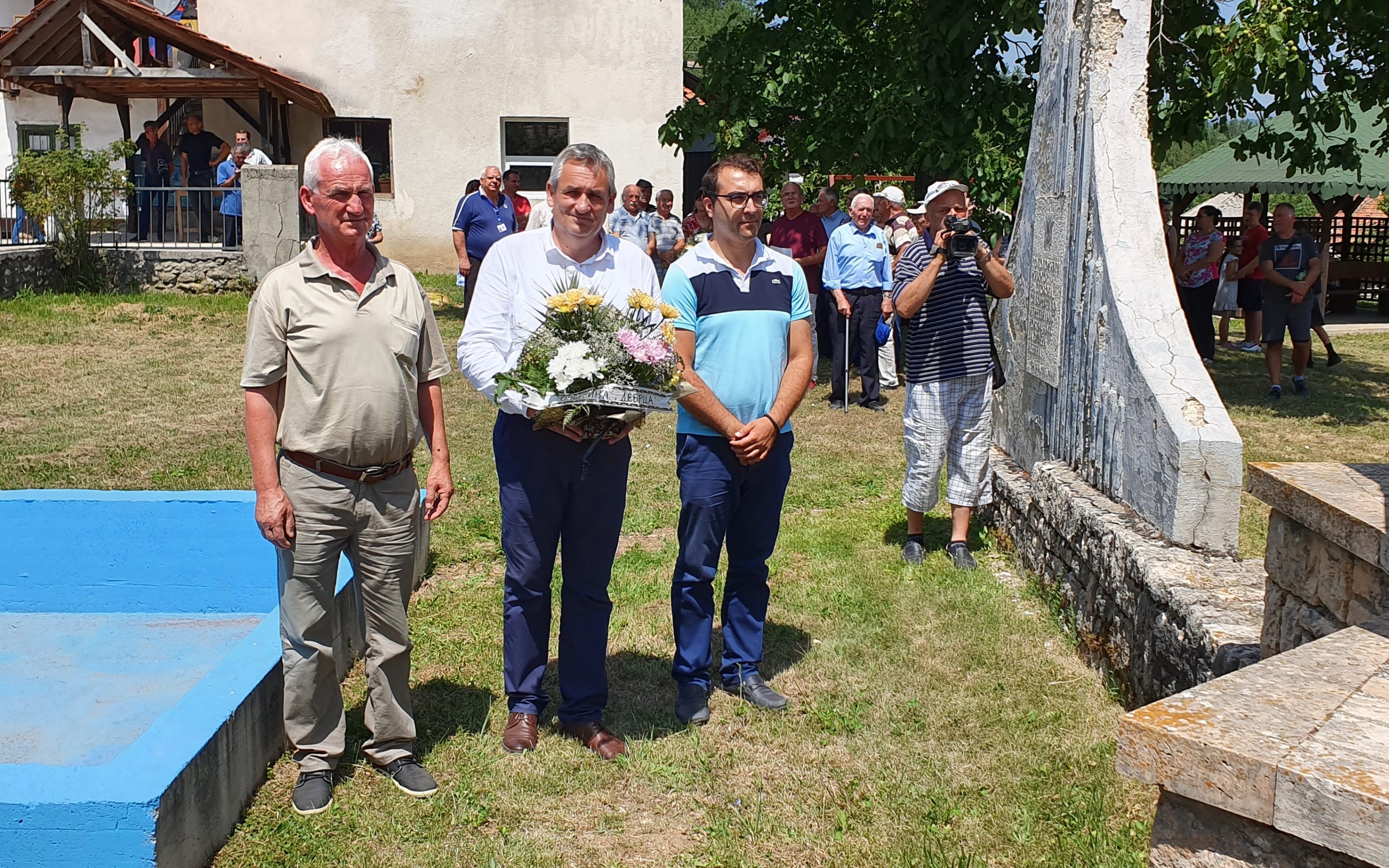 Делегација од општина Дебрца, положи цвеќе во Лактиње