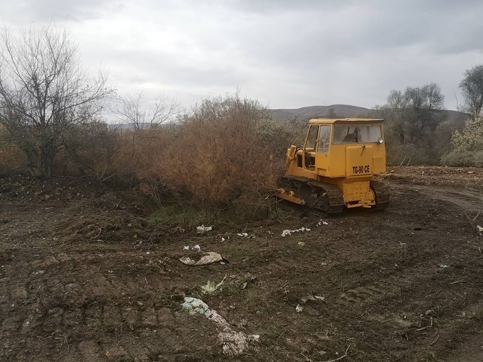 Интензивно се расчистуваат дивите депонии на територија на општина Дебрца