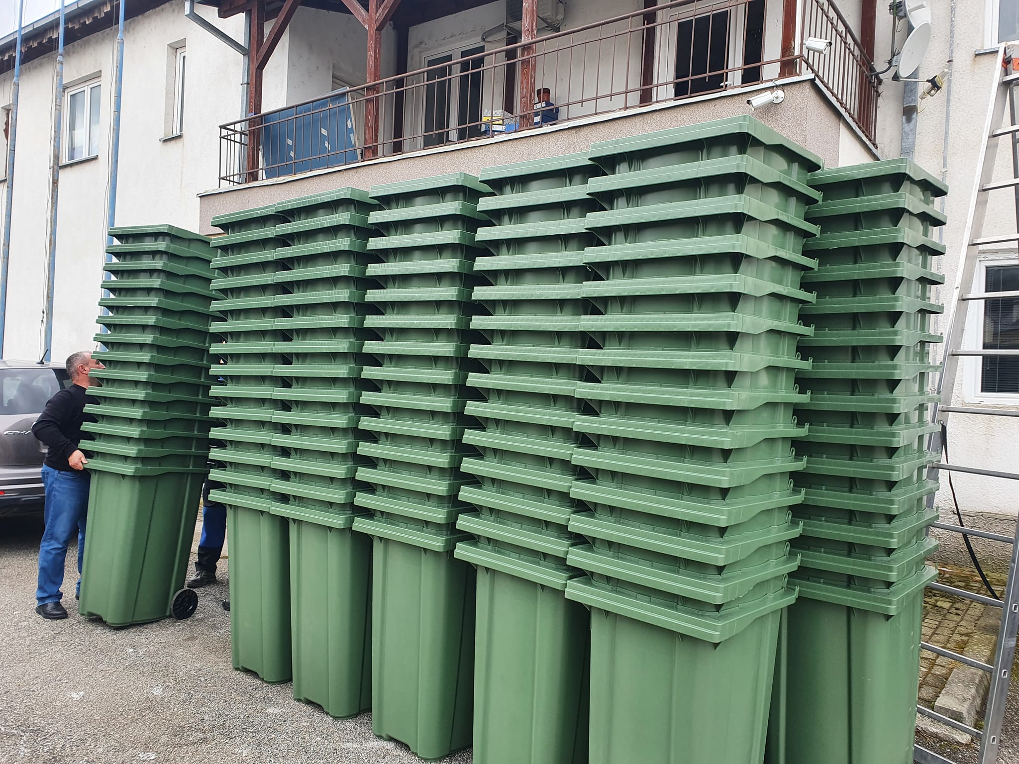 Набавени нови 323 канти за отпад