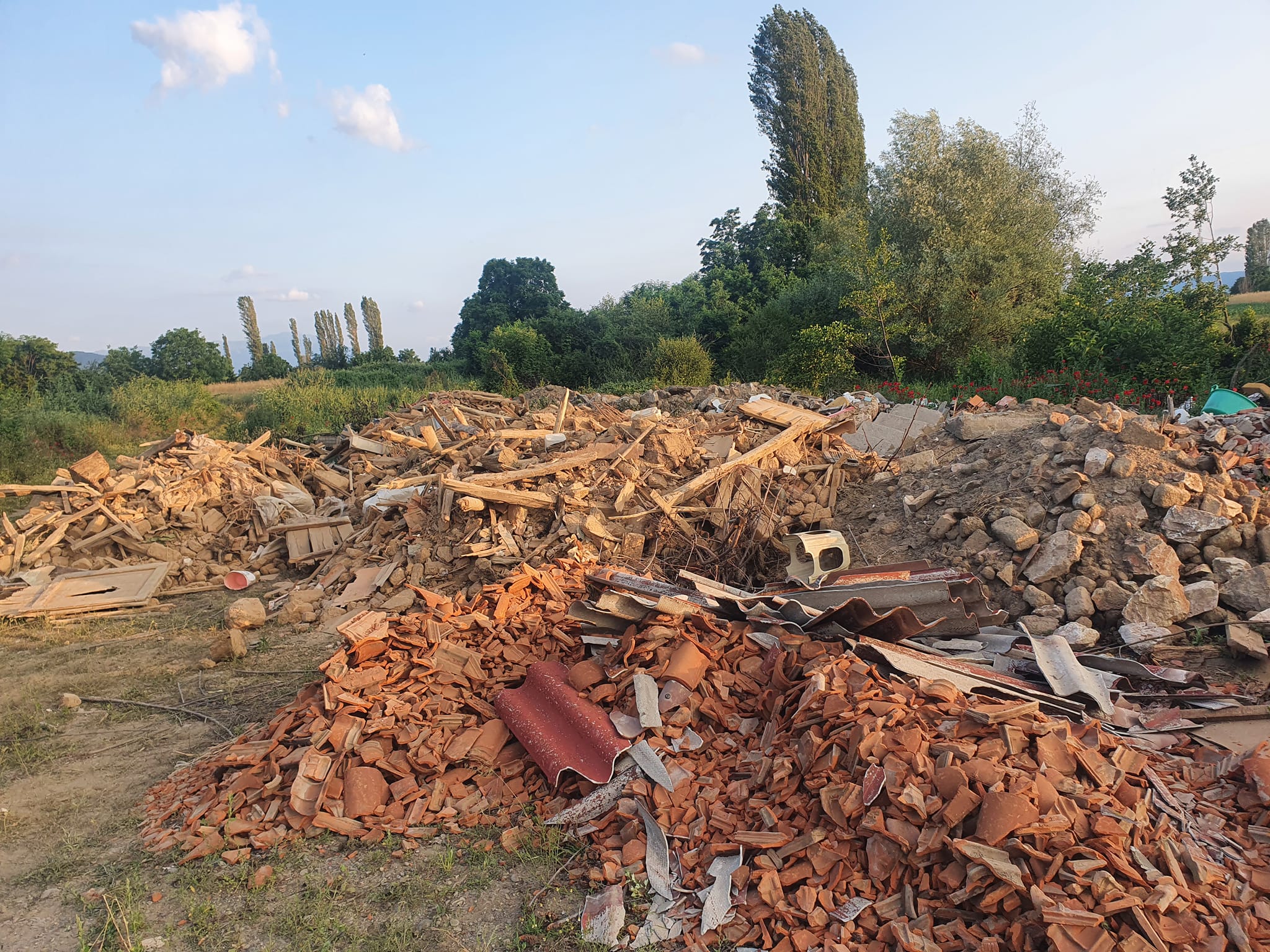 Детектирани диви депонии за инертен одпад/градежен шут  на територија на општина Дебрца, прекршителите ќе бидат задолжени да ги исчистат