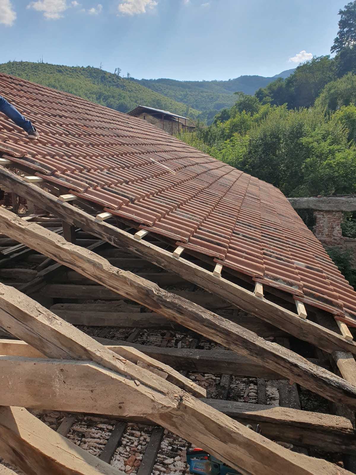 Во тек е санација на кровната конструкција на задружен дом во село Врбјани