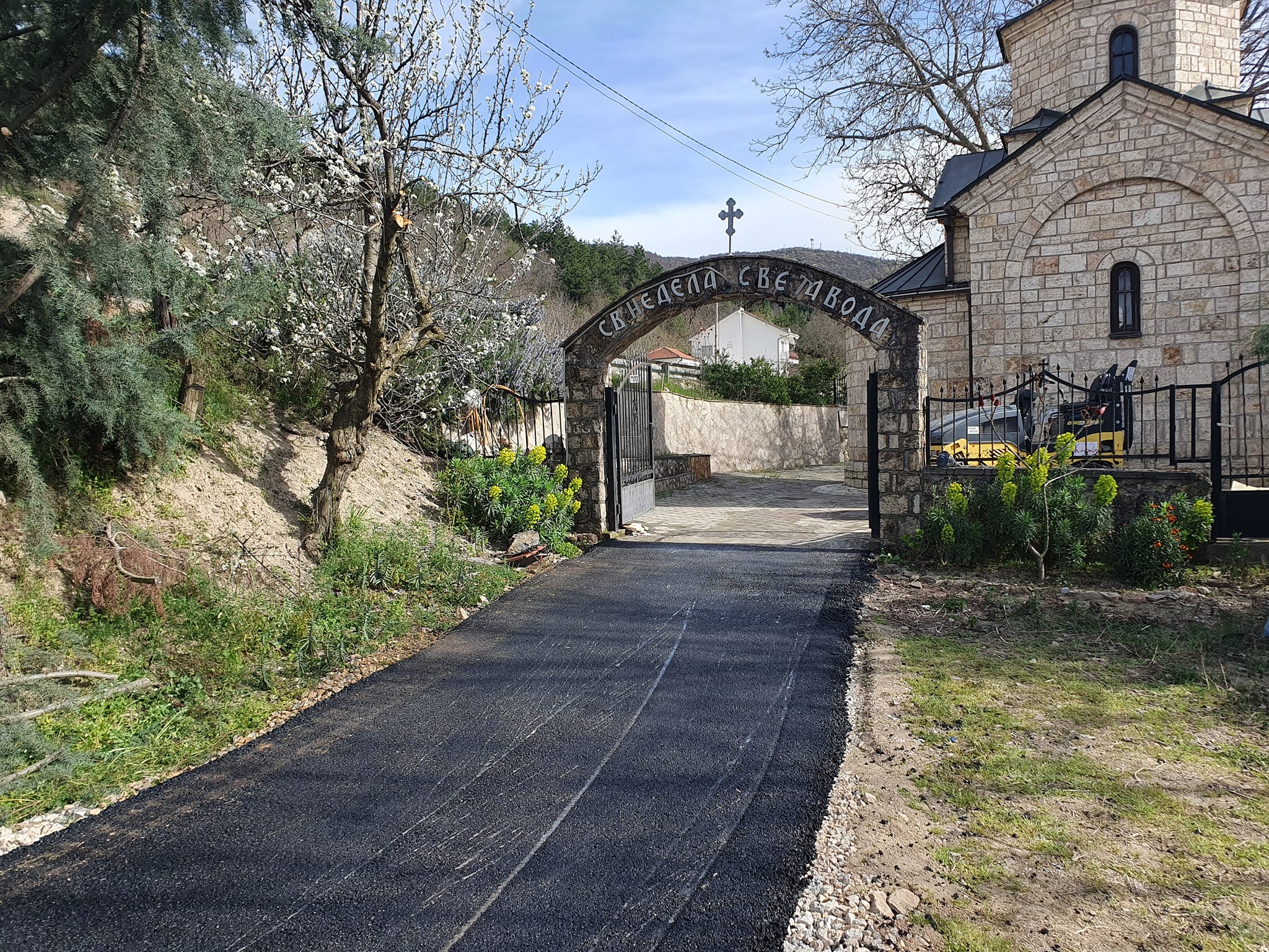 Извршено е асфалтирање на пристапниот пат  до манастирската црква “Св.Недела”,во Требеништа
