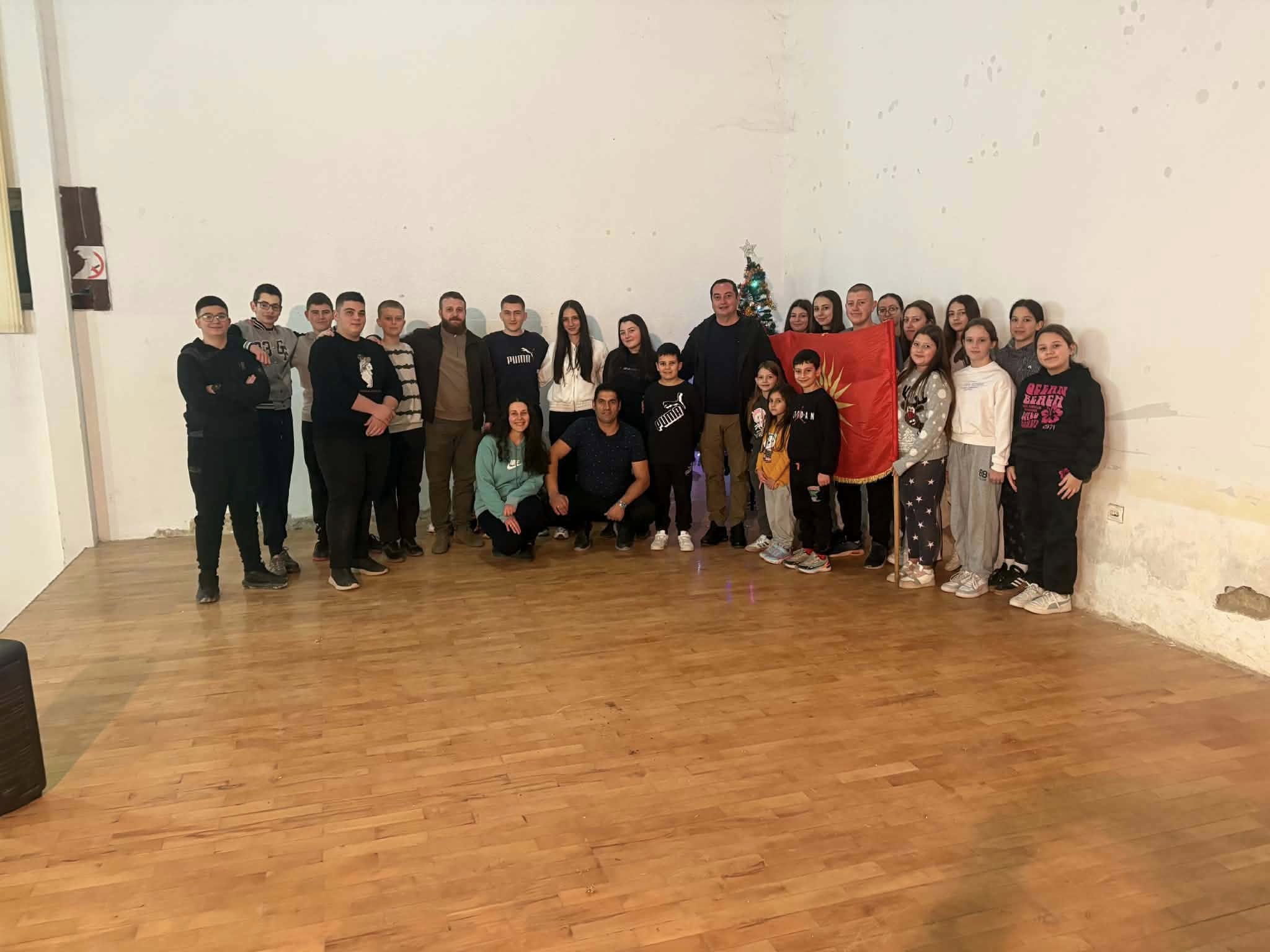 Градоначалникот Златко Сиљаноски помеѓу младите од фолклорниот ансамбл „Св. Петар и Павле“