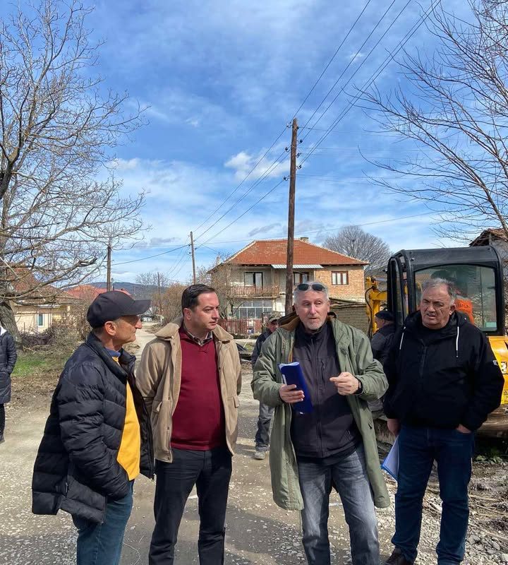 Увид на започнатите градежни работи за реконструкција на улицата во с. Волино, на потегот кон црквата „Св. Петка“