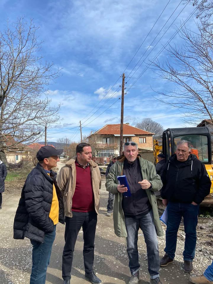 Увид на започнатите градежни работи за реконструкција на улицата во с. Волино, на потегот кон црквата „Св. Петка“