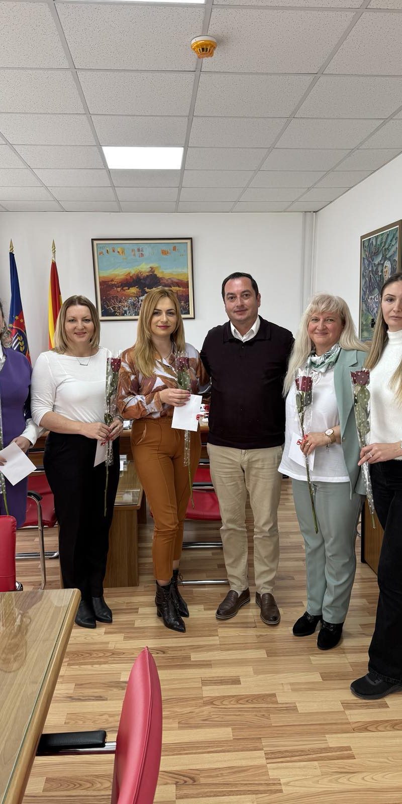 По повод 8 Март – Меѓународниот ден на жената Градоначалникот Златко Сиљаноски, во неговиот кабинет оствари средба со колешките од општина Дебрца