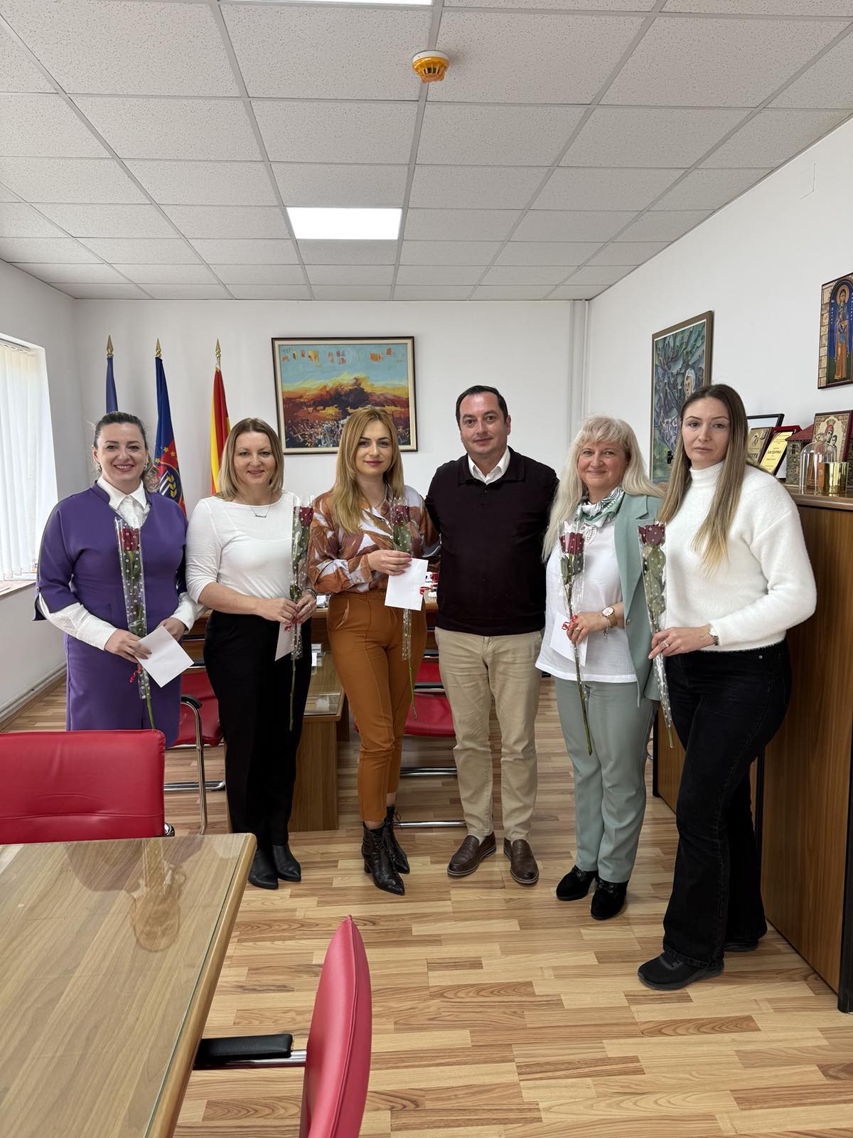 По повод 8 Март – Меѓународниот ден на жената Градоначалникот Златко Сиљаноски, во неговиот кабинет оствари средба со колешките од општина Дебрца
