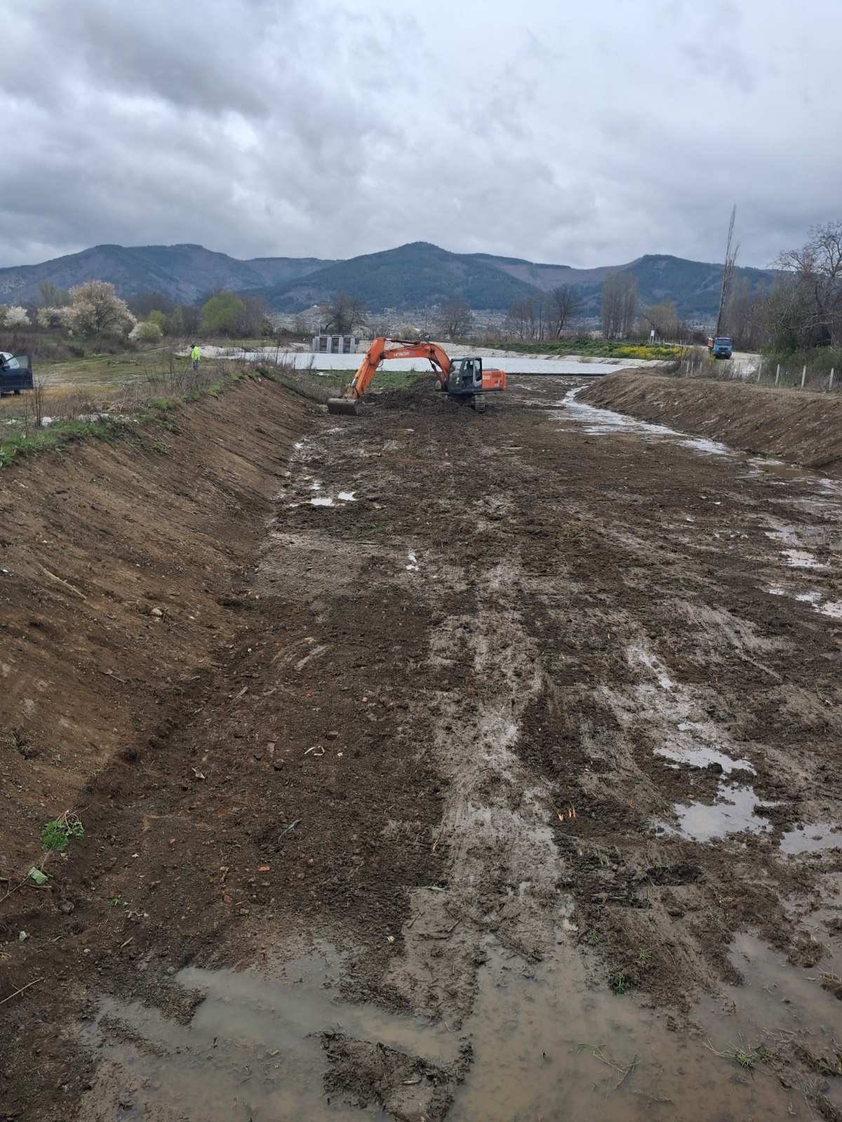 Започна со чистење речното корито на Сатеска кај Бел Мост- Волино