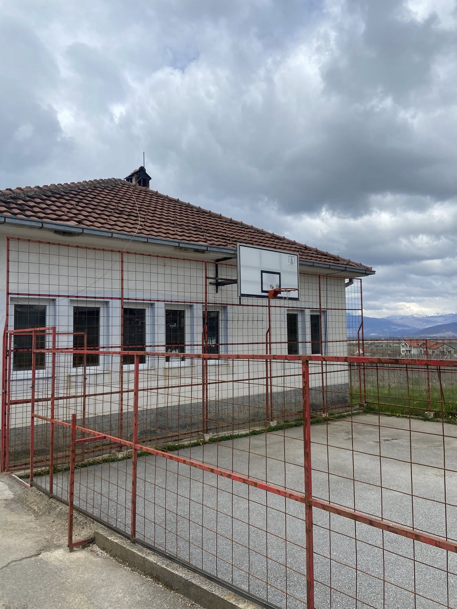 Реконструкцијата на оградата на мини игралиштето во училиштето во с. Горенци