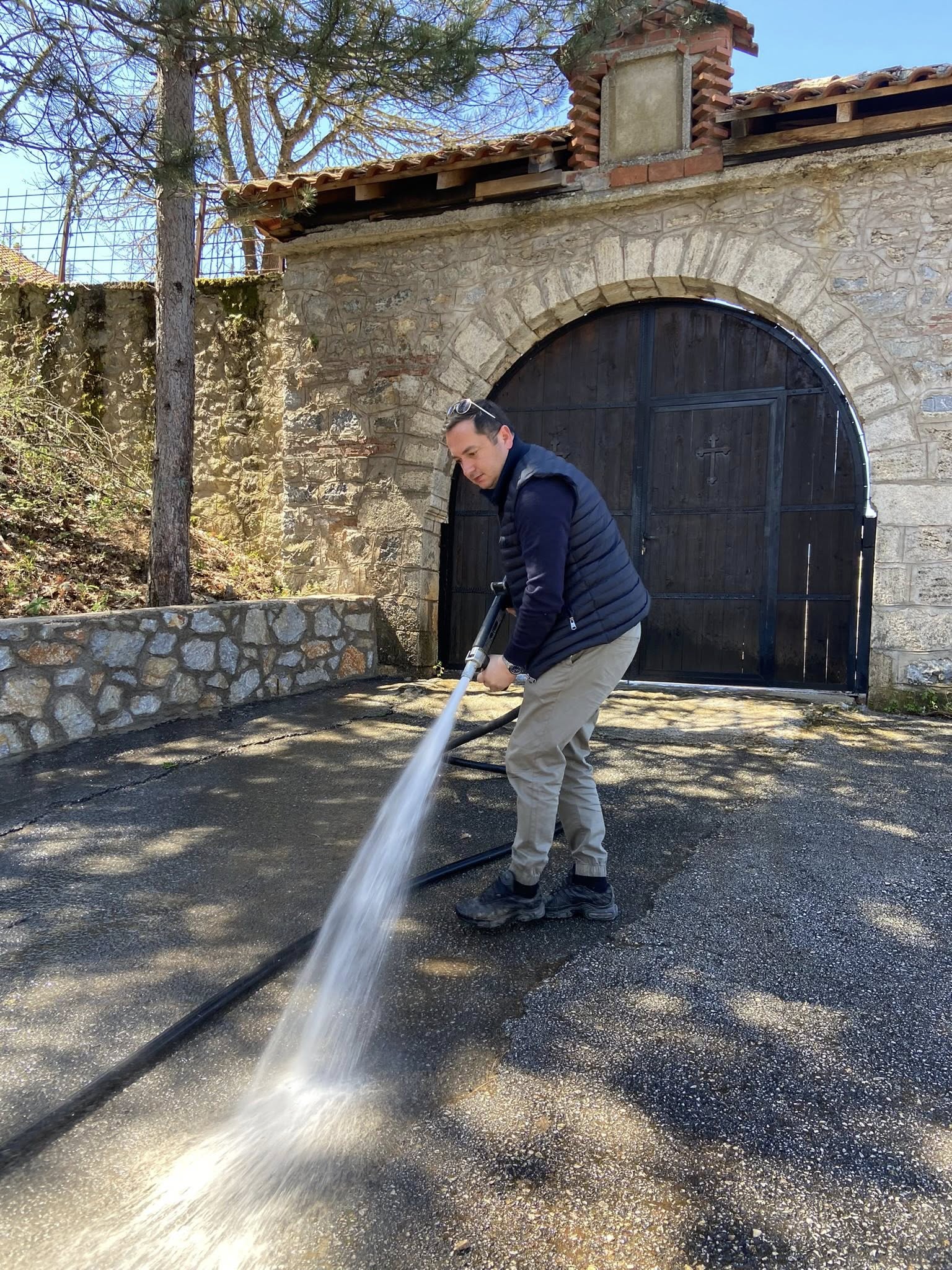 Извршено уредување на неколку патишта во општина Дебрца