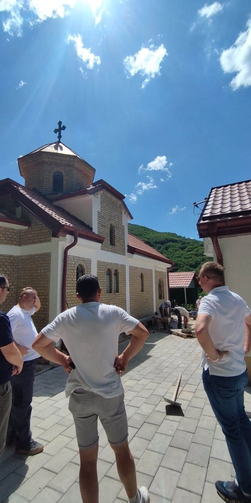 Во крајна фаза сме со комплетното уредување на дворот на црквата „Св. Петар и Павел“ во с. Брежани!