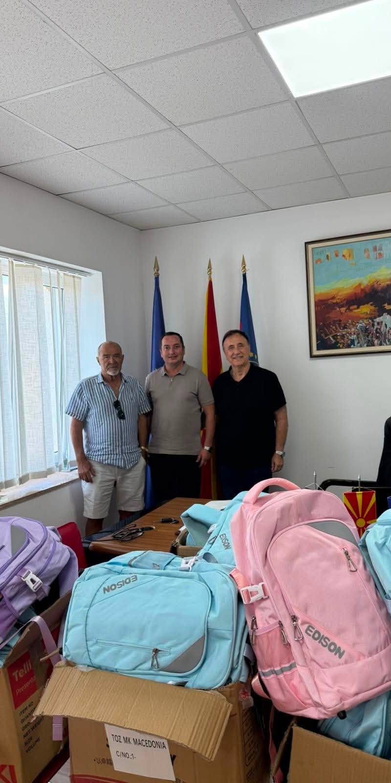 Донација на училишни ранци од нашиот почесен конзул во Перт, Австралија,г-дин Зоран Ќосески
