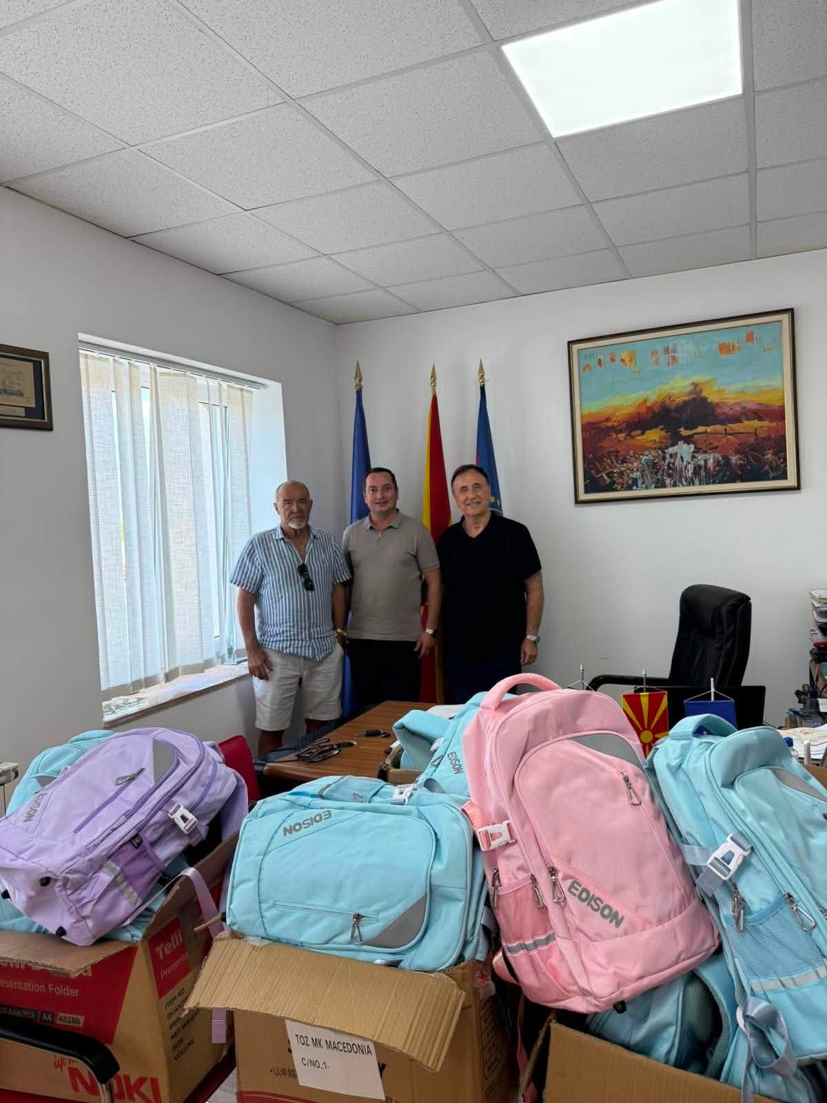 Донација на училишни ранци од нашиот почесен конзул во Перт, Австралија,г-дин Зоран Ќосески